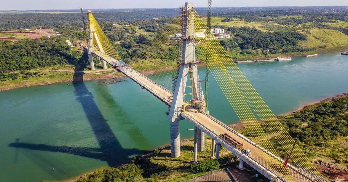 Segunda ponte entre Brasil e Paraguai recebe última peça que une os dois lados da obra